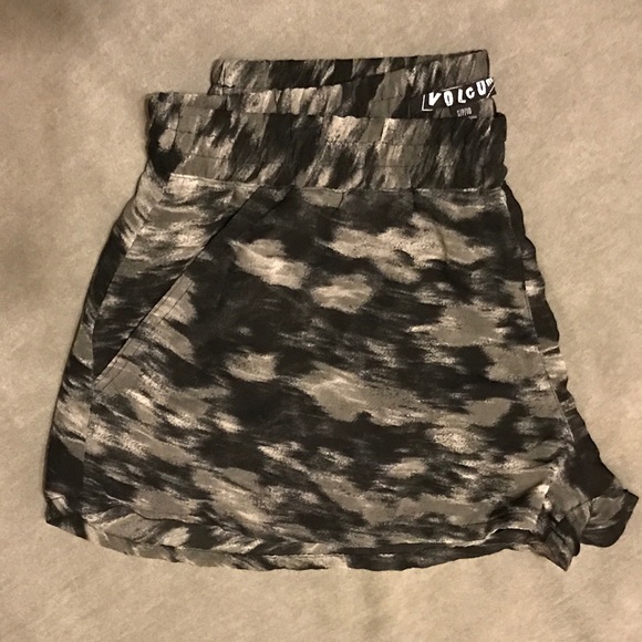 Volcom Shorts - Picture 3 of 4